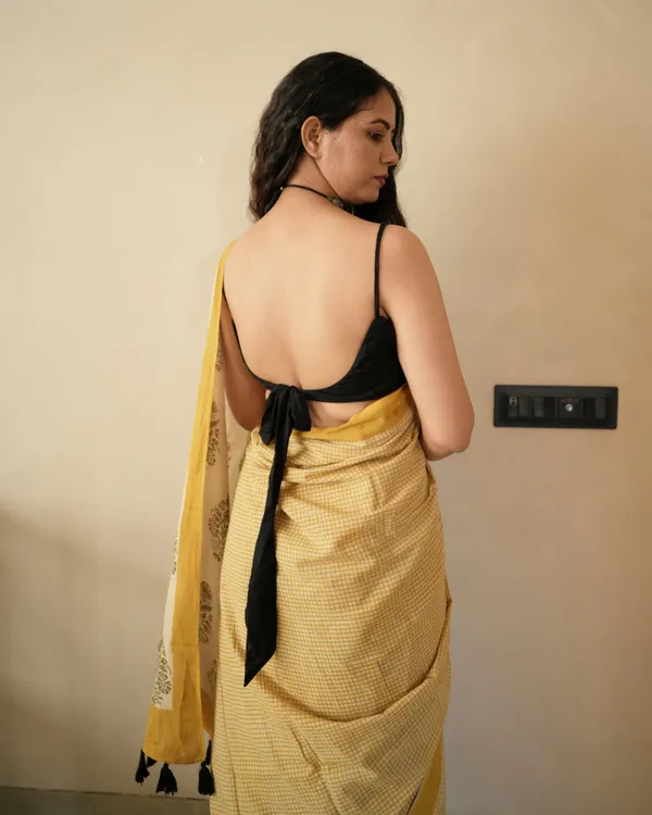 Mustard_Cotton_Checks_Printed_Mul_Saree_With_Tassels_For_Women